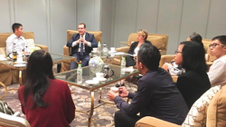 Ông Stephen Olson (thứ hai từ trái sang) đang trao đổi tại buổi gặp gỡ báo chí của quỹ Hinrich Foundation, diễn ra tại TP. HCM vào cuối tháng 9/2019.