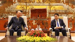 Chủ tịch UBND Tp. Hà Nội Nguyễn Đức Chung và Chủ tịch Tập đoàn Charmvit Lee Daa Bong tại buổi lễ (Ảnh: hanoi.gov.vn)