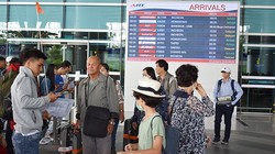 Một đoàn khách đến ga quốc tê, sân bay quốc tế Đà Nẵng sáng 23-1-2020. Ảnh: Nhân Tâm