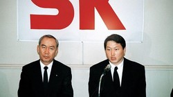 Ông Chey Tae-won (bên phải) được đưa lên làm chủ tịch SK Group vào năm 1998. Ảnh: SK Group.