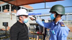 Tiến hành đo thân nhiệt tại KLH Hòa Phát Dung Quất (Ảnh: HPG)