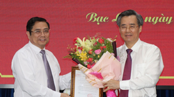 Ông Nguyễn Quang Dương (bên phải) nhận quyết định tại buổi lễ (Ảnh: VTV)