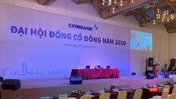 Cả 2 phiên họp ĐHĐCĐ mà Eximbank tổ chức hôm 30/6 đều dùng chung "backdrop"