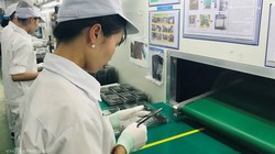 Công nhân sản xuất vỏ màn hình điện thoại tại một doanh nghiệp công nghiệp hỗ trợ ở Hải Dương. Ảnh: Thu Nguyễn.