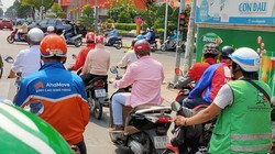 Tài xế giao hàng các hãng trên đường phố TP HCM. Ảnh: Viễn Thông