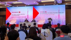 Ông Hồ Hùng Anh (bên trái) làm chủ toạ, điều hành ĐHĐCĐ thường niên năm 2021 của Techcombank