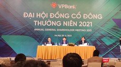 Chủ tịch VPBank Ngô Chính Dũng (ngồi giữa) làm Chủ toạ tại ĐHĐCĐ thường niên năm 2021 của VPBank