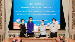 Chủ tịch HĐND TP. HCM Nguyễn Thị Lệ trao thư cám ơn Tập đoàn Vạn Thịnh Phát tại buổi lễ tiếp nhận diễn ra vào sáng ngày 17/8