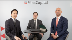 Hội nghị có sự tham gia của nhiều lãnh đạo cấp cao của VinaCapital (Từ trái sang: ông Ismael Pili - PGĐ bộ phận phân tích và nghiên cứu thị trường của VinaCapital, ông Michael Kokalari - Chuyên gia kinh tế trưởng của VinaCapital, ông Eric Levinson - PGĐ Điều hành phòng Phát triển kinh doanh của VinaCapital)