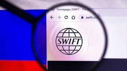 Nga chuẩn bị những gì trước khi bị loại khỏi SWIFT? (Ảnh minh hoạ - Nguồn: The Guardian)