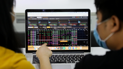 Nhà đầu tư chuyển sang phái sinh gỡ nhưng cẩn thận rơi vào nghịch cảnh "lỗ hai đầu"