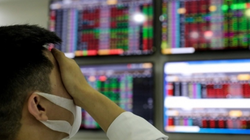 Chứng khoán ‘đỏ lửa’, VN-Index mất mốc 1.300 điểm