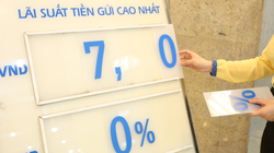 Vì sao ''thừa tiền'' nhưng ngân hàng vẫn tăng lãi suất huy động?