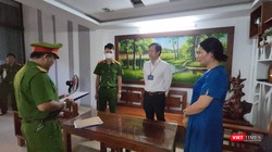 Công an tống đạt lệnh bắt đối với ông Tôn Thất Hạnh - Giám đốc CDC Đà Nẵng (Ảnh: Hồ Xuân Mai)