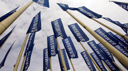 Điện thoại không còn đóng góp nhiều lợi nhuận, 10 năm nữa Samsung sẽ làm gì? (Ảnh: Bloomberg)