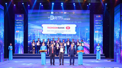 Chủ tịch Danh dự VDCA Lê Doãn Hợp trao cúp và chứng nhận cho các doanh nghiệp, tổ chức tại đạt Giải thưởng Chuyển đổi số Việt Nam - Vietnam Digital Awards 2022.