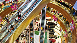 Giới đầu tư kỳ vọng người tiêu dùng Trung Quốc sẽ tăng chi tiêu sau khi các biện pháp hạn chế do COVID được nới lỏng (Ảnh: Bloomberg)