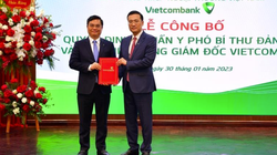 Ông Nguyễn Thanh Tùng (bên trái) tại buổi lễ công bố Quyết định chuẩn y Phó Bí thư Đảng ủy và bổ nhiệm Tổng Giám đốc Vietcombank (Nguồn: Vietcombank)