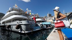 Người tiêu dùng thuộc nhóm giàu có đang có nhiều sự thay đổi trong thói quen (Ảnh: WSJ)