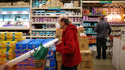 Người tiêu dùng đi mua hàng tại một cửa hiệu ở Bethesda, Maryland (Ảnh: Getty)