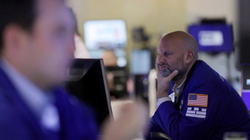 Khủng hoảng ngân hàng thời gian qua gây tác động tới niềm tin của giới đầu tư (Ảnh: Reuters)