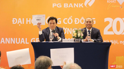 Chủ tịch PG Bank Nguyễn Quang Định (cầm phiếu) và Tổng giám đốc PG Bank Nguyễn Phi Hùng tại đại hội