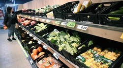 Lạm phát thực phẩm vẫn tăng nhanh hơn các loại hàng hoá khác (Ảnh: WSJ)