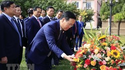 Chủ tịch nước Võ Văn Thưởng đặt hoa tưởng nhớ Chủ tịch Hồ Chí Minh trong khuôn viên Đại sứ quán Việt Nam tại Bắc Kinh, Trung Quốc. (Ảnh: Thống Nhất/TTXVN)