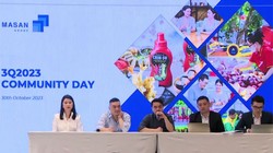 CEO Masan Group Danny Le (giữa) chia sẻ với nhà đầu tư (Ảnh chụp màn hình)