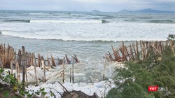 Ảnh: Biển Cửa Đại tiếp tục bị sóng xâm thực sâu