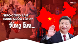 Nhân viên y tế kiểm tra COVID-19 một nhân viên cảng tại Vũ Hán trong tháng 5/2020 (Ảnh: Reuters)