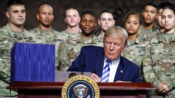 Tổng thống Donald Trump ký Luật ủy quyền quốc phòng  2019 tại căn cứ quân sự Fort Drum ở bang New York 