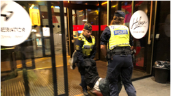 Bức ảnh được đăng trên báo chí Trung Quốc cho thấy cảnh sát Thụy Điển đang khiêng du khách ra khỏi khách sạn đưa lên xe