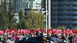 Hai nhà lãnh đạo đi trên xe mui trần vẫy chào những người dân ra đón suốt gần 1 giờ đồng hồ