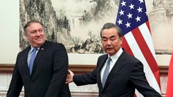 Hình ảnh thể hiện sự giá lạnh giữa hai vị đứng đầu ngành ngoại giao Trung Quốc và Mỹ.