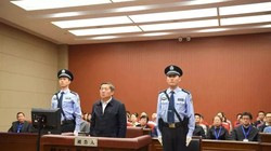 Sau 1 năm kể từ Đại hội 19 Đảng Cộng sản Trung Quốc (10.2017) đã có 24 quan chức cấp phó quốc gia, thị trưởng trưởng và phó bộ bị ngã ngựa. Ảnh: Phó Ban Tuyên truyền Trung ương Lỗ Vĩ bị đưa ra xét xử.