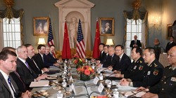 Cuộc đối thoại đề cập đến các vấn đề Triều Tiên, hạt nhân của Iran, Đài Loan, Biển Đông, nhân quyền của người Duy Ngô Nhĩ Tân Cương, quan hệ mậu dịch Mỹ - Trung và việc chuẩn bị cho cuộc gặp gỡ giữa hai lãnh đạo Donald Trump – Tập Cận Bình bên lề Hội nghị