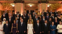 Các nhà lãnh đạo G20 cùng các phu nhân, phu quân chụp ảnh lưu niệm.