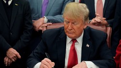 Ông Donald Trump ký Đạo luật sáng kiến tái bảo đảm Châu Á với cam kết: Mỹ sẽ tiếp tục định kỳ bán vũ khí phòng ngự cho Đài Loan để đối phó lại sự uy hiếp từ Trung Quốc Đại Lục.