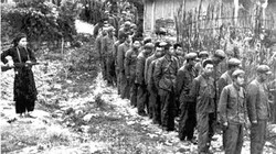 Nữ dân quân Cao Bằng dẫn giải tù binh Trung Quốc bị bắt