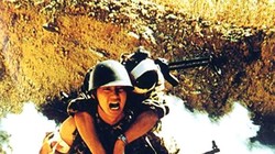 Lính Trung Quốc bị thương cõng nhau chạy trốn. Ảnh tư liệu Trung Quốc.