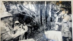 Các sĩ quan biên phòng hai nước làm thủ tục giao nhận người bị bắt. Ảnh tư liệu 