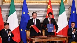 Lễ ký kết Biên bản ghi nhớ về việc Italy gia nhập dự án “Vành đai, con đường” của Trung Quốc dưới sự chứng kiến của hai ông Tập Cận Bình và Giuseppe Conte.