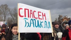 Người biểu tình chống xây dựng các nhà máy đóng chai nước, bảo vệ hồ Baikal.
