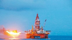 Giàn khoan Haiyangshiyou 981 thử vỉa giếng dầu. Ảnh: Tân Hoa xã.