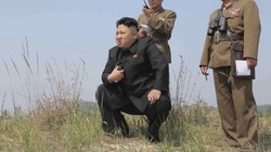 Nhà lãnh đạo Kim Jong Un  tham quan và chỉ đạo vụ bắn thử vũ khí mới. 
