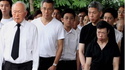 Lý Quang Diệu chắc không thể ngờ rằng sau khi ông qua đời, ba người con ông lại trở mặt chống nhau. (Trái qua: ông Lý Quang Diệu, Lý Hiển Long, Lý Hiển Dương và Lý Vỹ Linh trong đám tang bà Kha Ngọc Chi).