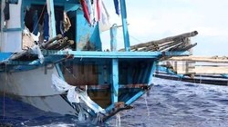 Chiếc tàu cá của Philippines bị tàu Trung Quốc đâm vỡ đuôi rồi lật nghiêng và chìm đêm 9/6.