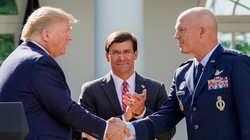 Tổng thống Donald Trump, Bộ trưởng Quốc phòng  Mark Esper và tưởng John Raymond, Tư lệnh SpaceCom, (Ảnh: Đa Chiều)