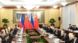 Hai ông Duterte và Tập Cận Bình hội đàm tối 29/8 tại Nhà khách quốc gia Điếu Ngư Đài. (Ảnh: Tân Hoa xã)